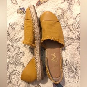 Vintage 7 Eight, mustard, 8.5 slip ons